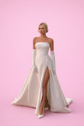 Abito da sposa a fascia con spacco alto dettaglio frontale su sfondo rosa