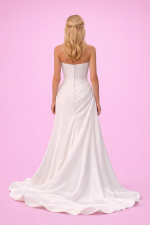 Vista posteriore dell'abito da sposa a fascia con silhouette fluida e linea elegante.