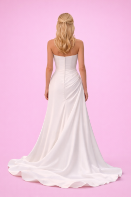 Vista posteriore dell'abito da sposa a fascia con silhouette fluida e linea elegante.
