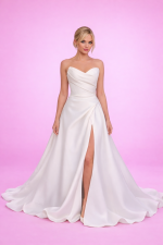 Abito da sposa minimal elegante con spacco frontale vista davanti