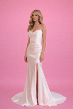 Abito da sposa sirena in raso con corpetto drappeggiato e spacco frontale su sfondo rosa