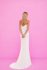 Abito da sposa minimal con spalline sottili vista posteriore