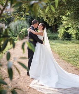 sposa indossa abito sposatelier