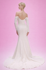 abito da sposa sirena in raso con schiena scoperta e bottoni sul retro