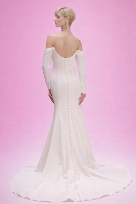 abito da sposa sirena in raso con schiena scoperta e bottoni sul retro