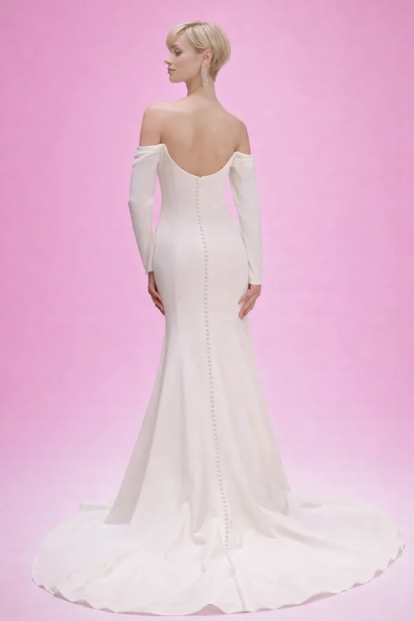 abito da sposa sirena in raso con schiena scoperta e bottoni sul retro