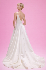abito da sposa in raso con scollo a V e gonna ampia elegante minimal