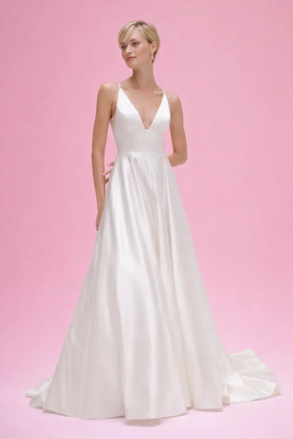 abito da sposa in raso schiena scoperta con bottoni e strascico elegante