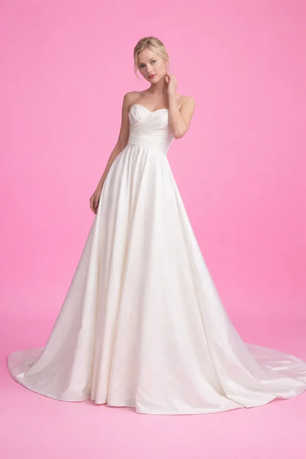 abito da sposa in raso semplice con scollo a cuore e gonna ampia linea a