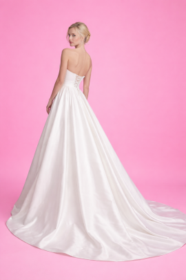 abito da sposa in raso con schiena regolabile con lacci e gonna ampia linea a