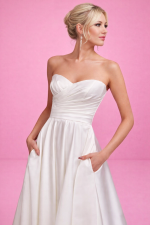 dettaglio corpetto drappeggiato abito da sposa in raso scollo cuore