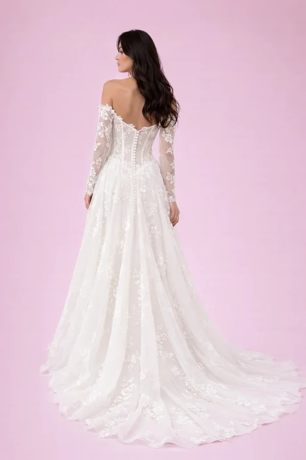 retro abito da sposa con maniche in pizzo e schiena con bottoni e gonna ampia in tulle ricamato