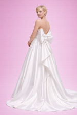 abito da sposa principessa in raso con fiocco sulla schiena e strascico elegante