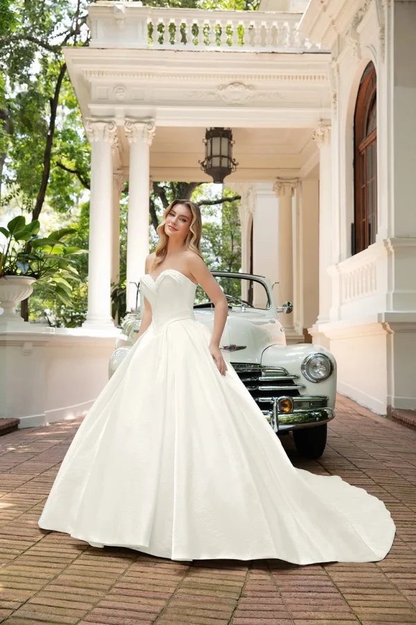 abito da sposa principessa scollo cuore gonna ampia elegante