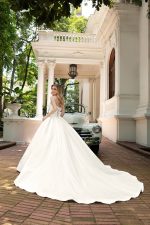 abito da sposa principessa con strascico lungo elegante