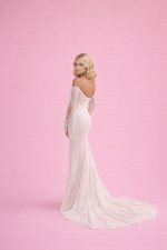 Abito da sposa sirena con maniche lunghe in pizzo e schiena scoperta vista posteriore