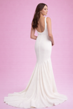 Abito da sposa sirena semplice con schiena profonda e bottoni eleganti