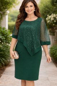 bito mamma sposa verde elegante con mantella particolare Questo abito mamma sposa verde elegante è la scelta ideale per chi desidera un look raffinato durante un matrimonio o una cerimonia importante. Il colore verde intenso dona classe e personalità, perfetto per eventi eleganti. Il modello è impreziosito da una mantella particolare in tulle ricamato, caratterizzata da delicati dettagli luminosi che creano movimento e rendono l’abito originale e sofisticato. Vestito cerimonia donna raffinato Il design dell’abito è studiato per valorizzare la silhouette con eleganza. La linea leggermente aderente slancia la figura mentre la mantella dona un effetto fluido e armonioso. Questo abito cerimonia verde elegante è perfetto per: mamma della sposa mamma dello sposo invitata a matrimonio cerimonie eleganti eventi formali Eleganza e comfort per tutta la giornata La mantella particolare copre delicatamente le braccia e dona leggerezza all’intero abito. Il tessuto morbido e confortevole permette libertà di movimento durante tutta la cerimonia. Questo abito mamma sposa verde elegante unisce stile e comfort, risultando perfetto per accompagnare con classe i momenti più importanti. Taglie disponibili Su Sposatelier gli abiti vengono realizzati su richiesta per garantire qualità e vestibilità.