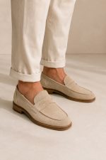 mocassini-in-camoscio-beige abbinamento