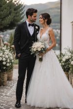 Sposo elegante con smoking uomo matrimonio nero insieme alla sposa in location romantica per cerimonia di lusso