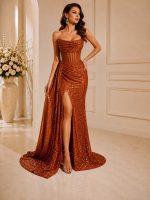 Primo piano di un abito lungo elegante color terracotta ramato con ricamo in paillettes e design a corsetto.
