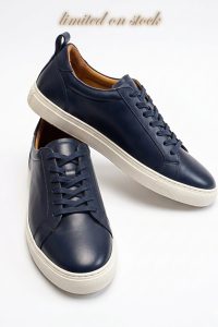 Sneakers uomo in pelle blu artigianali con suola bianca