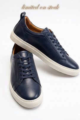 Sneakers uomo in pelle blu artigianali con suola bianca