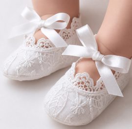Neonato con scarpette battesimo unisex in pizzo bianco e fiocco in raso