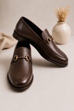 Mocassini uomo in pelle marrone con morsetto metallico elegante