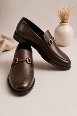 Mocassini uomo in pelle marrone con morsetto metallico elegante