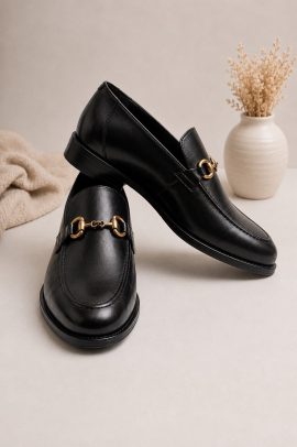 Mocassini uomo in pelle nera con morsetto metallico elegante