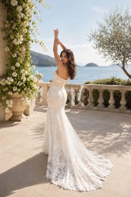 abito da sposa a sirena con strascico ricamato in pizzo