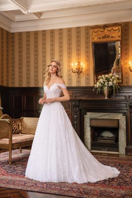 Vista frontale dell'abito da sposa a sirena brillante con spalline scese e scollo a cuore