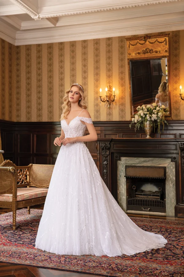 Vista frontale dell'abito da sposa a sirena brillante con spalline scese e scollo a cuore