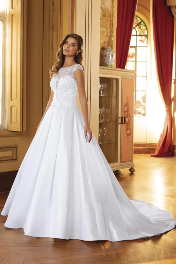 Modella che indossa un abito da sposa online prezzo accessibile