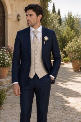 Abito da sposo blu navy con gilet paisley beige e cravatta coordinata della collezione Abiti da Sposo 2027