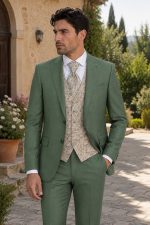 Abito da cerimonia uomo verde salvia con gilet paisley beige indossato da modello elegante per matrimonio