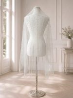 Velo da sposa corto in tulle avorio con perle cucite