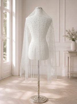 Velo da sposa corto in tulle avorio con perle cucite