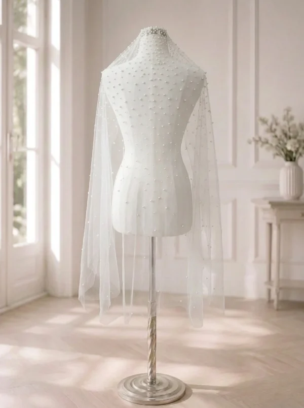 Velo da sposa corto in tulle avorio con perle cucite