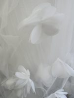 Dettaglio fiori 3D in tulle su velo da sposa avorio lunghezza cattedrale