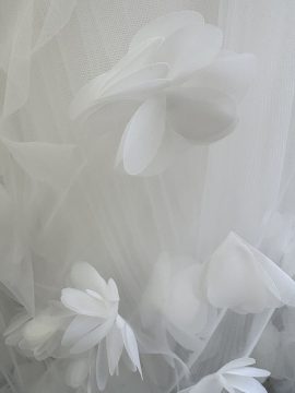 Dettaglio fiori 3D in tulle su velo da sposa avorio lunghezza cattedrale