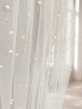 Dettaglio delle perle avorio distribuite sul tulle del velo GW-VL016