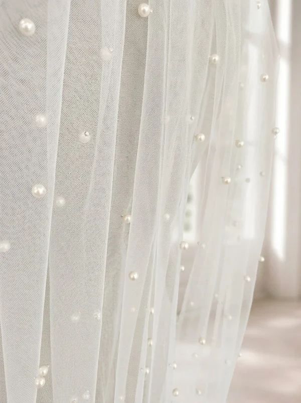 Dettaglio delle perle avorio distribuite sul tulle del velo GW-VL016