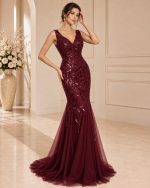 Abito a sirena bordeaux con ricami luminosi e scollo a V vista frontale