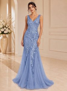 Abito sirena azzurro polvere con ricami luminosi e scollo a V