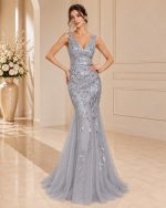 Abito a sirena argento con ricami luminosi e scollo a V vista frontale