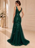 Abito da cerimonia verde smeraldo a sirena con scollo a V sulla schiena