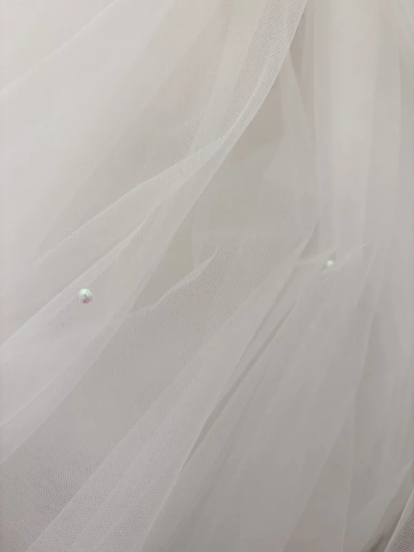 Dettaglio dei cristalli su velo da sposa lungo avorio GW-VL022