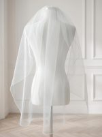 Velo da sposa minimal con cristalli iridescenti lungo 92 cm